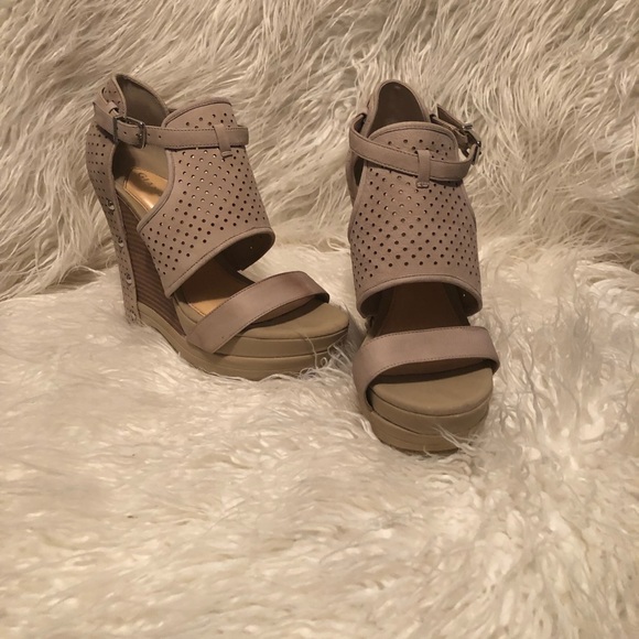 Gianni Bini Wedges - Picture 2 of 5